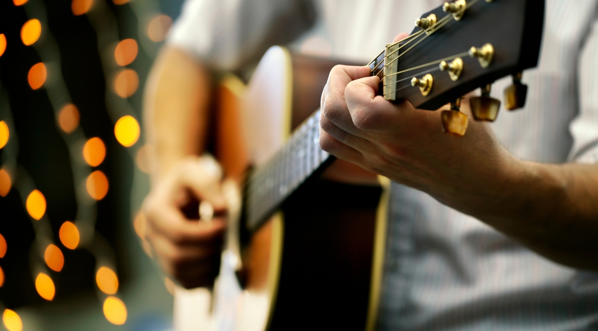 Playing the guitar live music