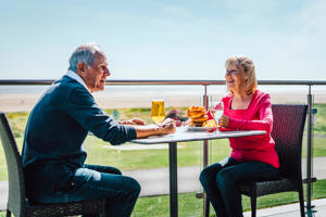 On-site bars and restaurants